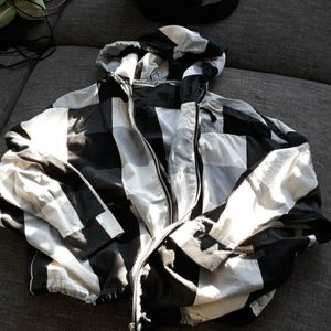 Oversized cropped plaid lightweight jacket.